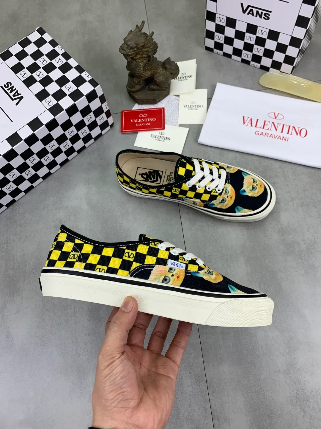Men's shoes 💰P460 New Valentino❌Wans co-branded Valentino and Vans release new co-branded sneakers, integrating Valentino's Italian high-definition aesthetics and Vans's free and authentic spirit, giving classic shoes a personality that spans the ages. Many stars - Jolin Tsai. Yang Zi. Liu Wen. Ma Baiquan. Choi Soobin. freen. Song Zuer. JJ Lin. zel. Cecilia Cheung. shark. Xin Yunlai...Same style. Female model: 35-42 (41.42 is custom-made and non-refundable) Men's model: 39-46 (45.46 is custom-made and non-refundable)